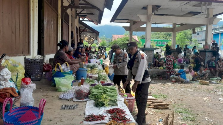 Polsek Alor Timur Laut Lakukan Patroli Dialogis  di Pasar Rakyat Nailang