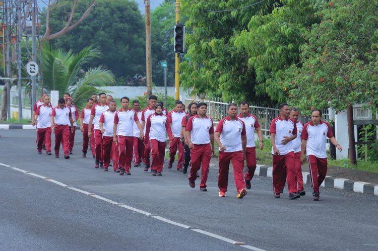 Usai Olahraga, Personel Polres Alor Laksanakan Aksi Bersih-Bersih Mako