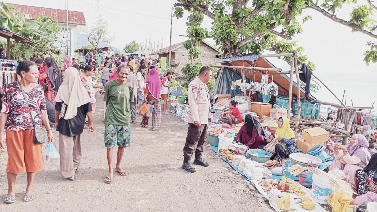 Polsubsektor Pantar Timur Gelar Patroli dan Himbauan Kamtibmas di Pasar Tradisional Bakalang