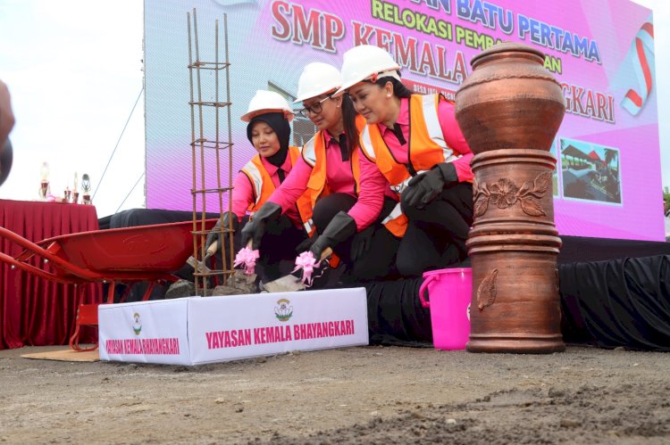 Ketum Yayasan Kemala Bhayangkari Letakkan Batu Pertama Pembangunan SMP Kemala Bhayangkari di Karanganyar