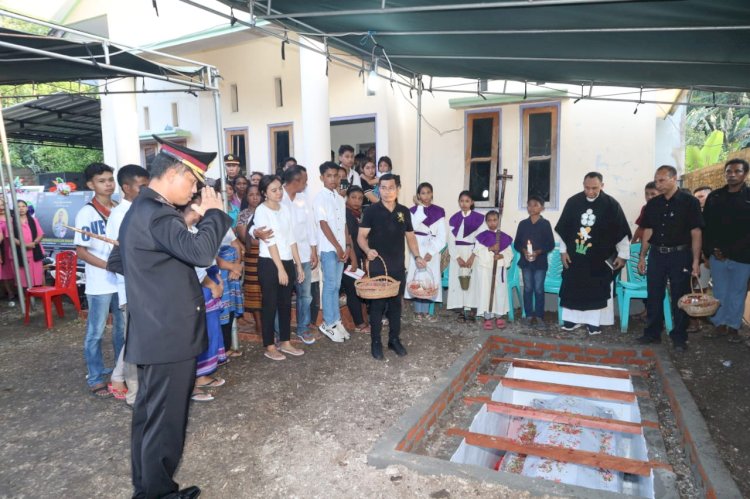 Beri Penghormatan Terakhir, Kapolres Alor Pimpin Upacara Pemakaman AIPDA Bernadus Herdicson Domaking, S.H.