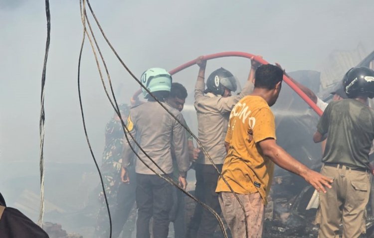 Personel Polres Alor Bersama TNI, Damkar dan Masyarakat Bantu Padamkan Api serta Evakuasi Korban Kebakaran