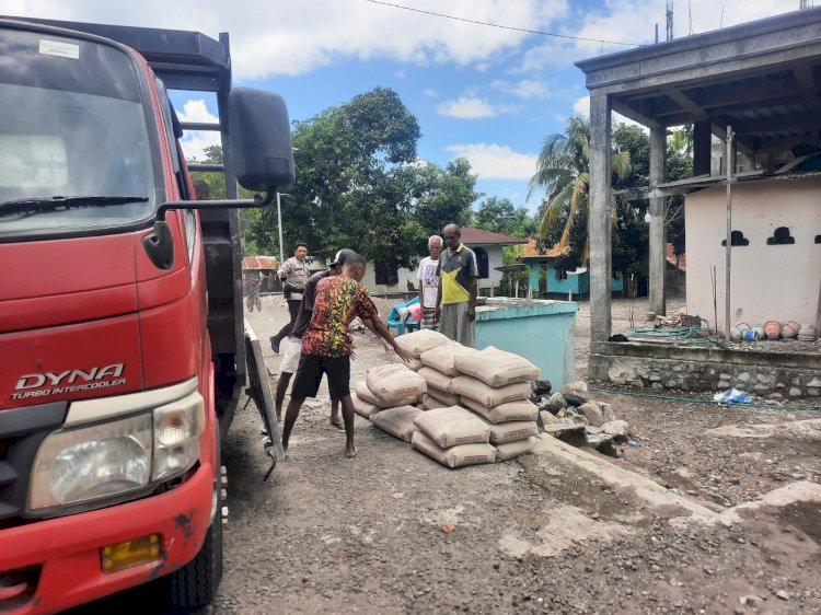 Polres Alor Gelar Bakti Sosial, Bagikan 100 Sak Semen untuk Pembangunan Masjid