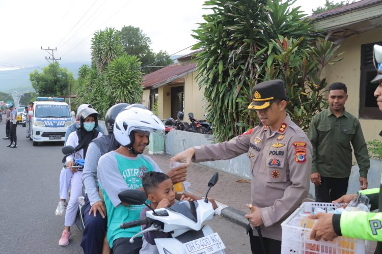 Polres Alor Berbagi Takjil Dengan Masyarakat di Bulan Ramadhan