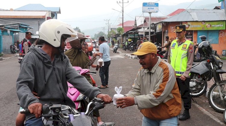 Polres Alor dan OKP Gamki Bagikan Takjil untuk Warga