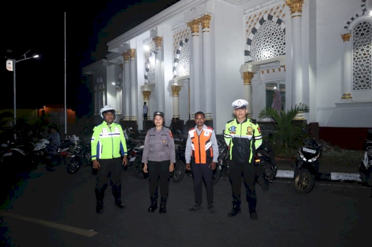 Personel Polres Alor Amankan Sholat Tarawih di Mesjid Al Fatah