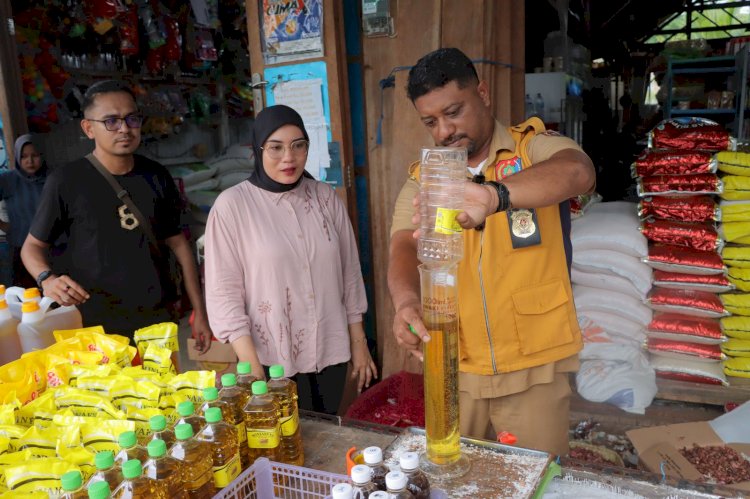 Unit Tipidter Sat Reskrim Polres Alor Bersama UPTD Metereologi Legal Dinas Perdagangan Kab. Alor Lakukan Pengecekan Takaran Minyak Kita