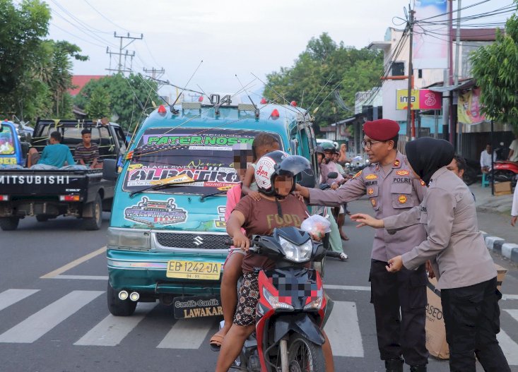 Berbagi Berkah Ramadan, Satreskrim Polres Alor Turun ke Jalan Bagikan Takjil