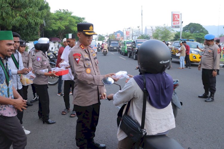 Polres Alor dan HMI Bagikan Takjil Kepada Masyarakat di Bulan Ramadhan