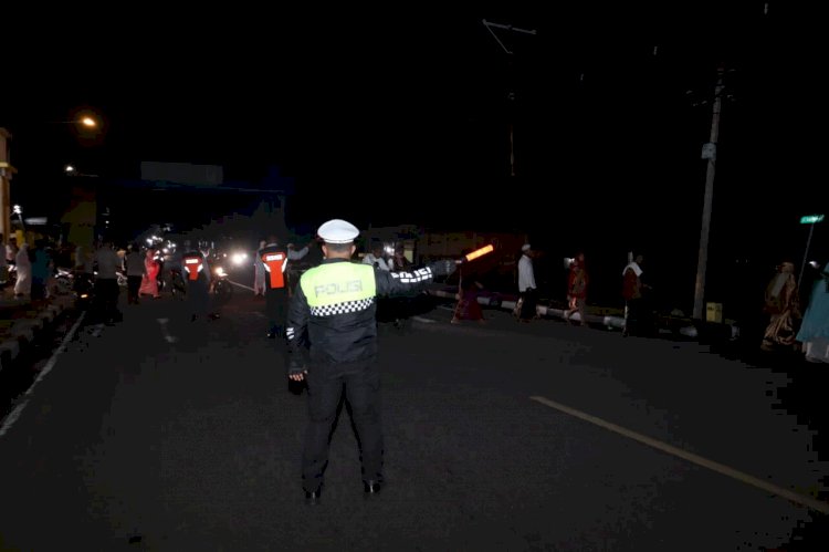 Polres Alor Amankan Pelaksanaan Sholat Tarawih di Masjid Muhajirin Kadelang