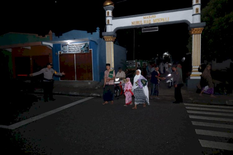 Polres Alor Amankan Ibadah Tarawih di Masjid Nurul Haq Moepali, Kecamatan Teluk Mutiara