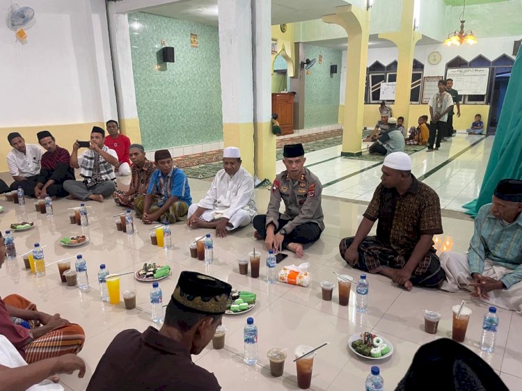 Polres Alor Gelar Buka Puasa Bersama Jamaah Masjid Al-Ikhlas Dulimae