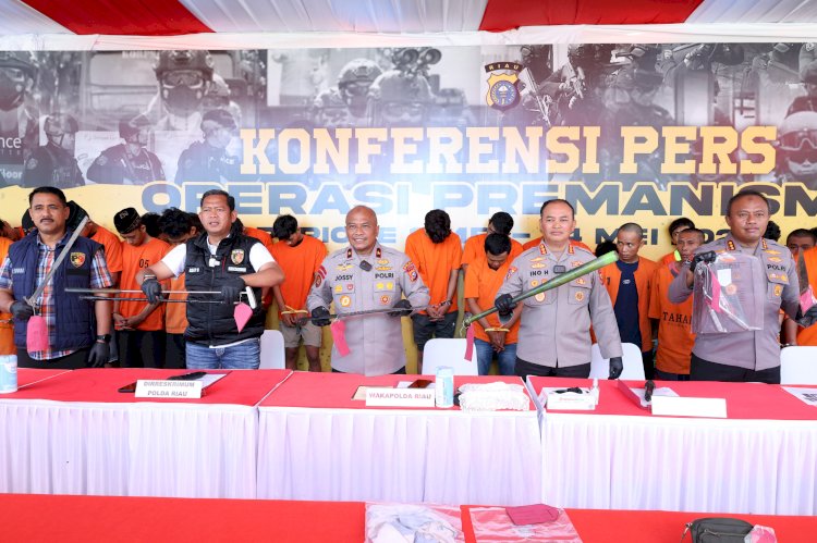 POLDA RIAU KONFERENSI PERS PENGUNGKAPAN KASUS PREMANISME/KEJAHATAN JALANAN HASIL OPERASI PEKAT LANCANG KUNING 2025