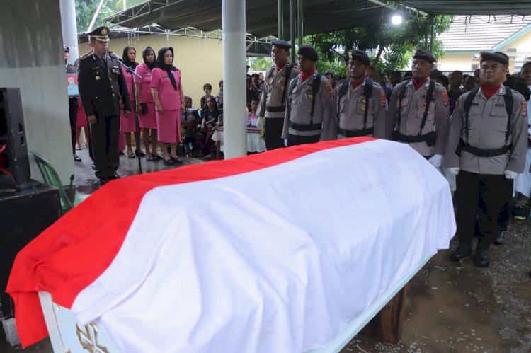 Polres Alor Gelar Upacara Pemakaman Purnawirawan IPTU Marselianus Korbafo dengan Penuh Khidmat