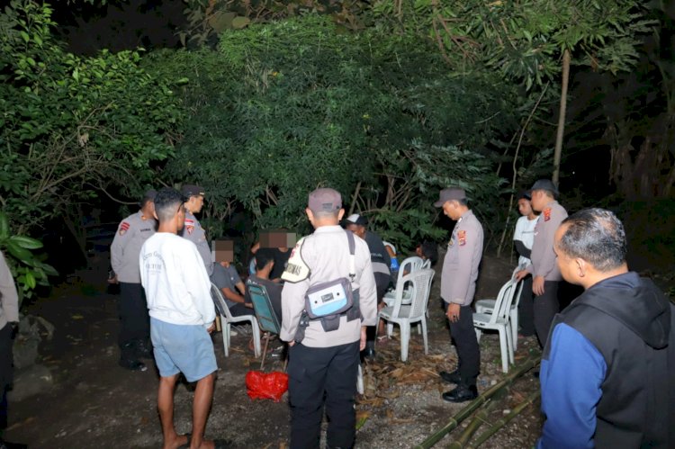 Personel Polres Alor Bubarkan Pemuda Konsumsi Miras Saat Patroli Malam