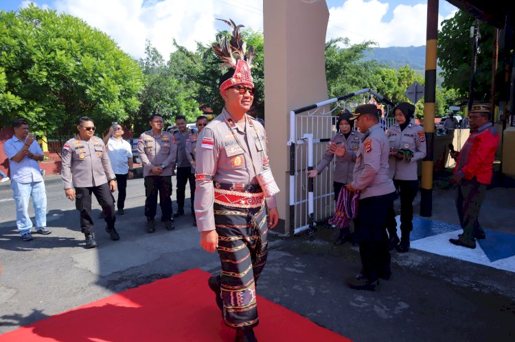 Wakapolda NTT Disambut Adat Saat Kunjungan Kerja di Polres Alor, Tegaskan Komitmen Polri dalam Melayani Masyarakat