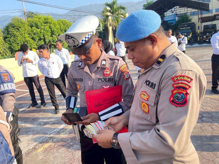 Sie Propam Polres Alor Laksanakan Pemeriksaan Sikap Tampang dan Kelengkapan Personil Usai Apel Pagi
