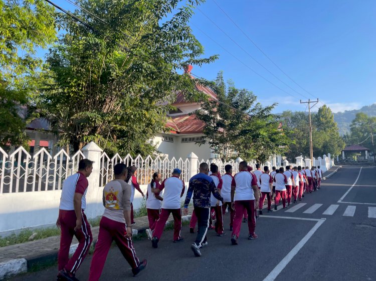 Kapolres Alor Pimpin Olahraga Jalan Santai Jumat Pagi Bersama Seluruh Personel