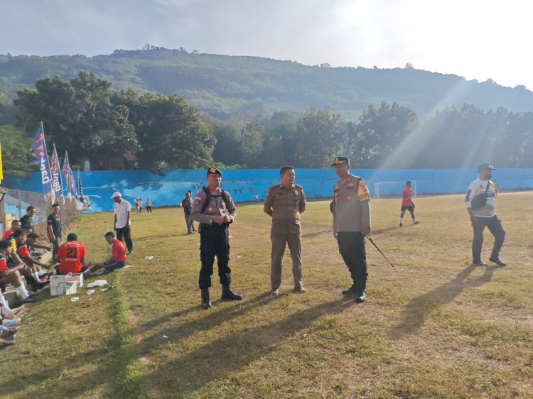 Polres Alor Terjunkan Personel Amankan Turnamen Sepak Bola Bupati Cup I 2025 Antar Kecamatan se-Kabupaten Alor