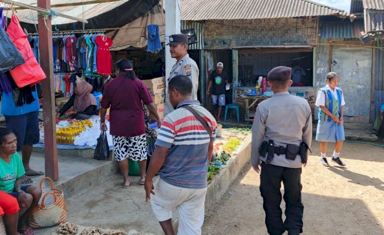 Polsek Alor Selatan Laksanakan Patroli Pasar Apui, Wujudkan Keamanan dan Edukasi Masyarakat