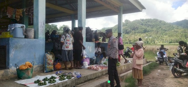 Polsek Alor Selatan Gelar Patroli Pasar, Pastikan Aktivitas Jual Beli di Pasar Apui Aman dan Kondusif