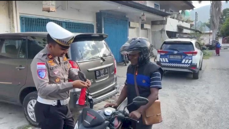 Sat Lantas Polres Alor Bagikan Bendera Merah Putih Jelang HUT RI ke-80