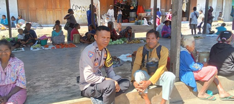Bhabinkamtibmas Desa Fuisama Laksanakan Patroli Dialogis di Pasar Mainang, Ingatkan Warga Jaga Kamtibmas