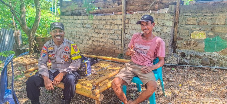 Bhabinkamtibmas Kalabahi Tengah Ajak Warga Tombang Jaga Keamanan dan Waspadai Isu Hoaks