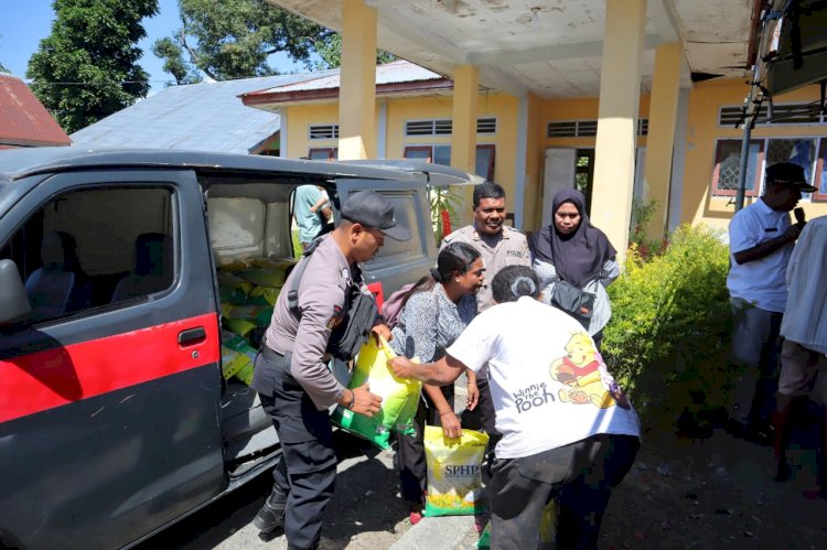 Sediakan 2 Ton Beras untuk Warga, Polres Alor dan Polsek Jajaran Gelar Gerakan Pangan Murah di Kelurahan Nusa Kenari