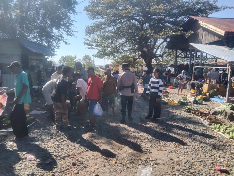 Polsek Alor Timur Lakukan Patroli dan Pengamanan di Pasar Maritaing