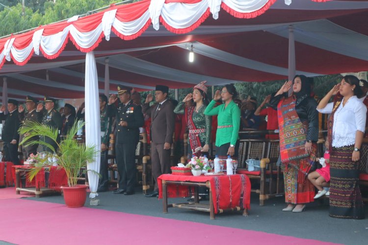 Kapolres Alor Bersama Forkopimda Hadiri Upacara Penurunan Bendera HUT RI ke-80