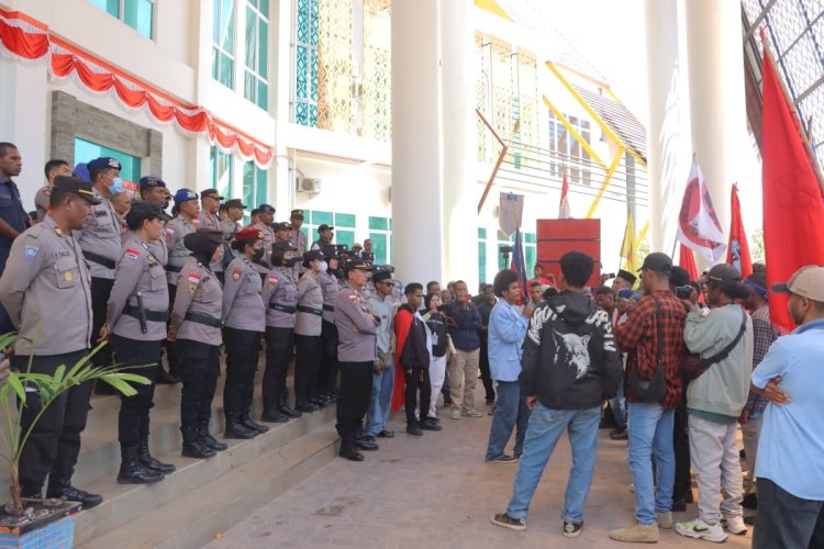 Polres Alor dan Kodim 1622 Alor Amankan Aksi Unjuk Rasa Aliansi Rakyat Menggugat dengan Aman dan Lancar