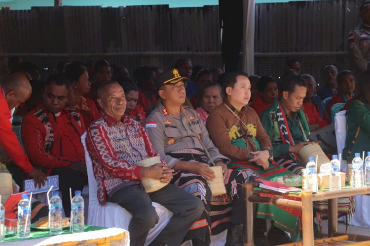 Kapolres Alor Hadiri Penthabisan Gedung Kebaktian dan Rumah Pastori Jemaat Galed Otvai
