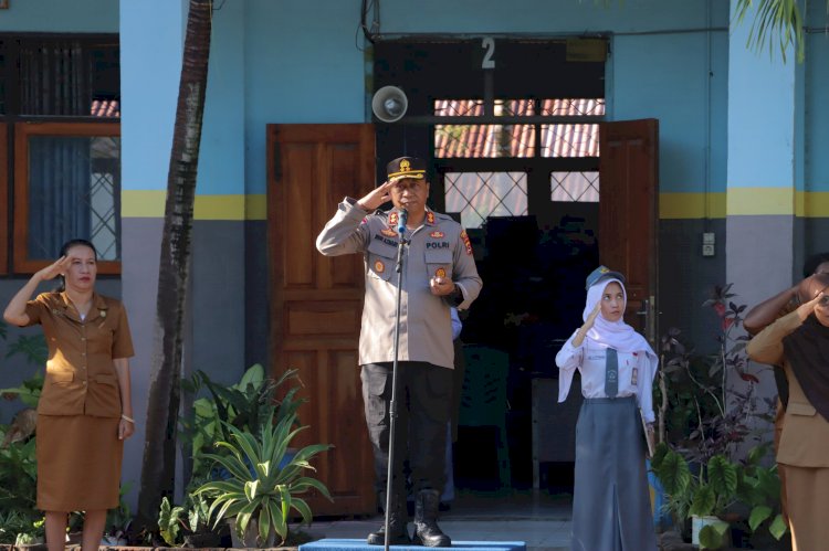 Kapolres Alor Jadi Pembina Upacara di SMA Negeri 1 Kalabahi, Ingatkan Siswa Jauhi Tawuran dan Bijak Bermedsos