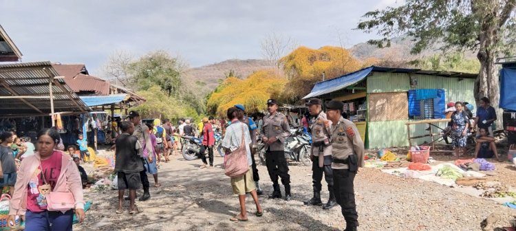 Polsek Alor Timur Gelar Patroli dan Sambang di Pasar Rakyat Maritaing