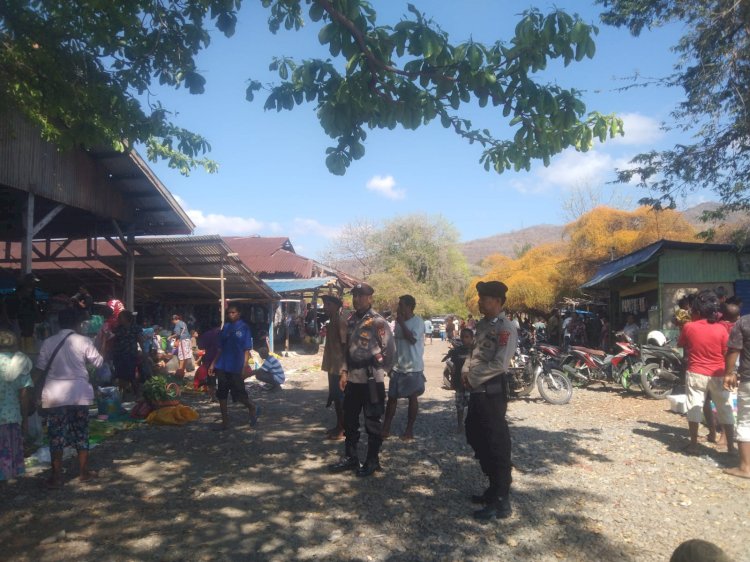 Polsek Alor Timur Laksanakan Patroli dan Sambang di Pasar Rakyat Maritaing