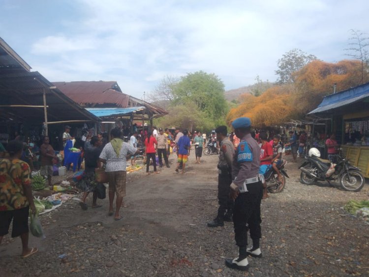 Polsek Alor Timur Gelar Patroli dan Pengamanan di Pasar Rakyat Maritaing, Sampaikan Pesan Kamtibmas kepada Warga