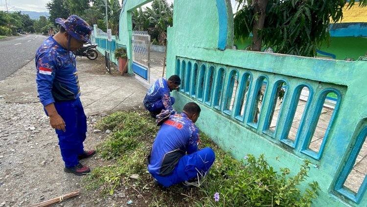 Menyongsong HUT Ke-75, Satuan Polairud Polres Alor Gelar Bakti Sosial Bersihkan Rumah Ibadah