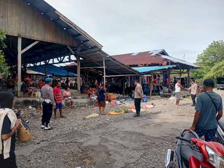 Polsek Alor Timur Laksanakan Sambang dan Patroli Pengamanan di Pasar Rakyat Maritaing