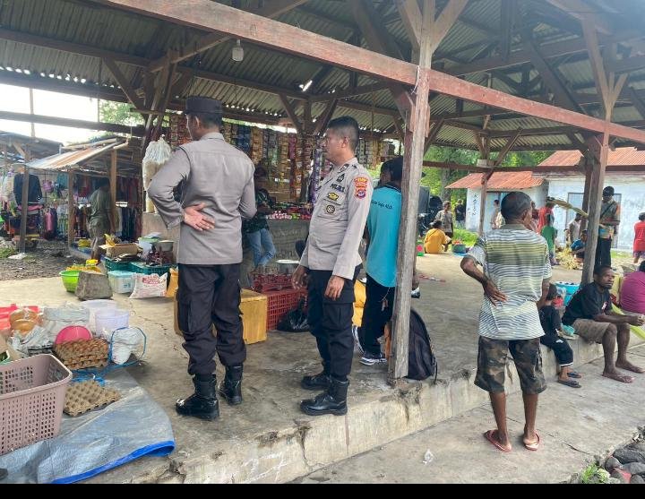 Polsek Alor Timur Laksanakan Sambang dan Patroli Pengamanan di Pasar Rakyat Maritaing
