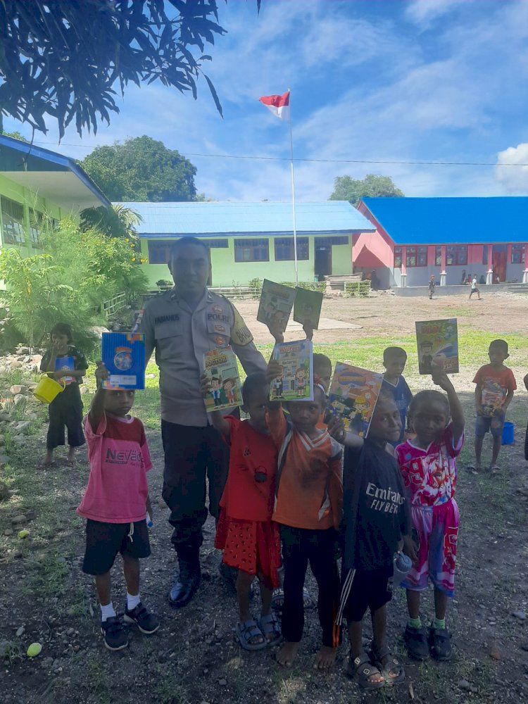 Bhabinkamtibmas Desa Likwatang Laksanakan Patroli Dialogis dan Berikan Sarana Kontak kepada Pelajar