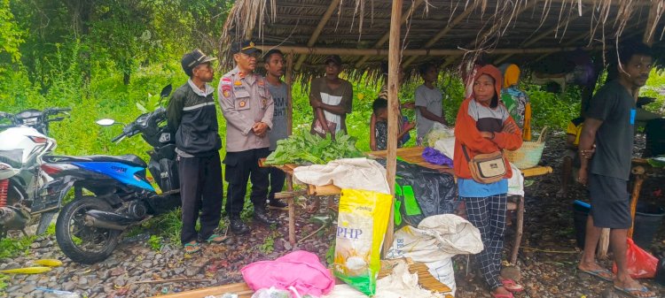 Polsek Alor Timur Laksanakan Patroli dan Pengamanan Pasar Rakyat Maritaing