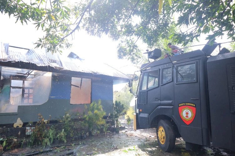 Gerak Cepat Polres Alor Bantu Padamkan Kebakaran Rumah Warga di Kalabahi Kota