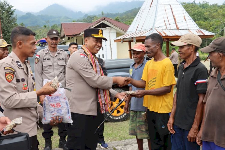 Kunjungan Kerja Kapolres Alor di Polsek Alor Selatan, Tanam Anakan Kopi dan Bagikan Bibit kepada Kelompok Tani