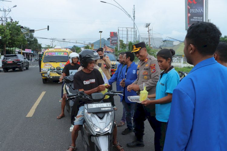 Kapolres Alor Bersama GAMKI Berbagi Takjil, Wujud Indahnya Toleransi di Bulan Ramadhan
