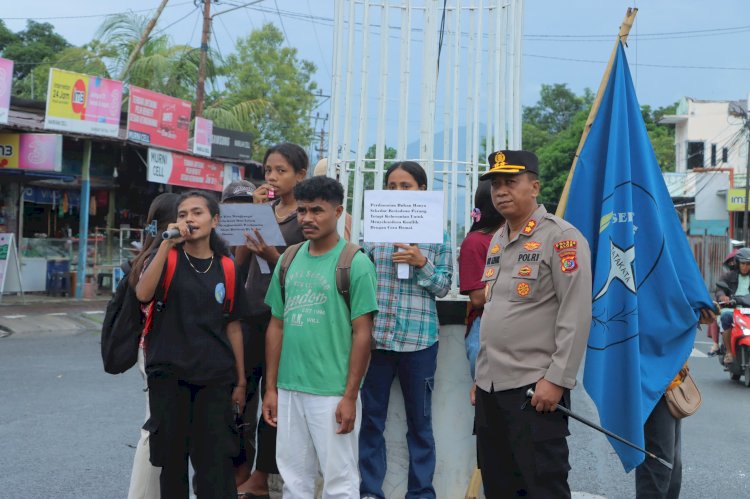 Kapolres Alor Turun Langsung Bersama Mahasiswa SEMATA Bagikan Bunga Perdamaian di Kalabahi