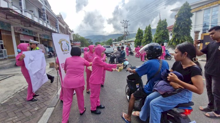 Bhayangkari Cabang Alor Bagikan Takjil Gratis kepada Masyarakat