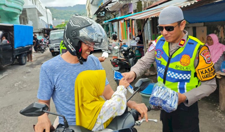 Satlantas Polres Alor Bagikan Ratusan Peci dan Sajadah Traveling kepada Masyarakat dan Jamaah Masjid