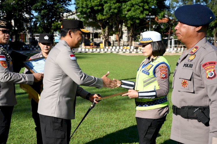 Kapolda NTT Berikan Penghargaan kepada Personel Berprestasi, Tekankan Semangat Pengabdian dan Integritas