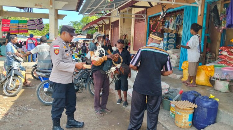 Patroli Dialogis Polsek Alor Timur Laut, Ciptakan Situasi Aman di Pasar Rakyat Nailang